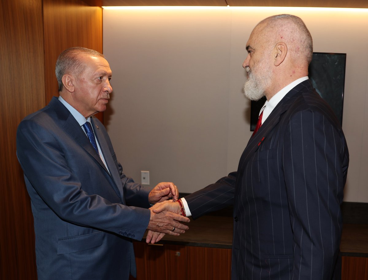 Akparti's tweet photo. Cumhurbaşkanımız Recep Tayyip Erdoğan, temaslarını sürdürdüğü Türkevi'nde Arnavutluk Başbakanı Edi Rama'yı kabul etti. https://t.co/UwFFuts85k
