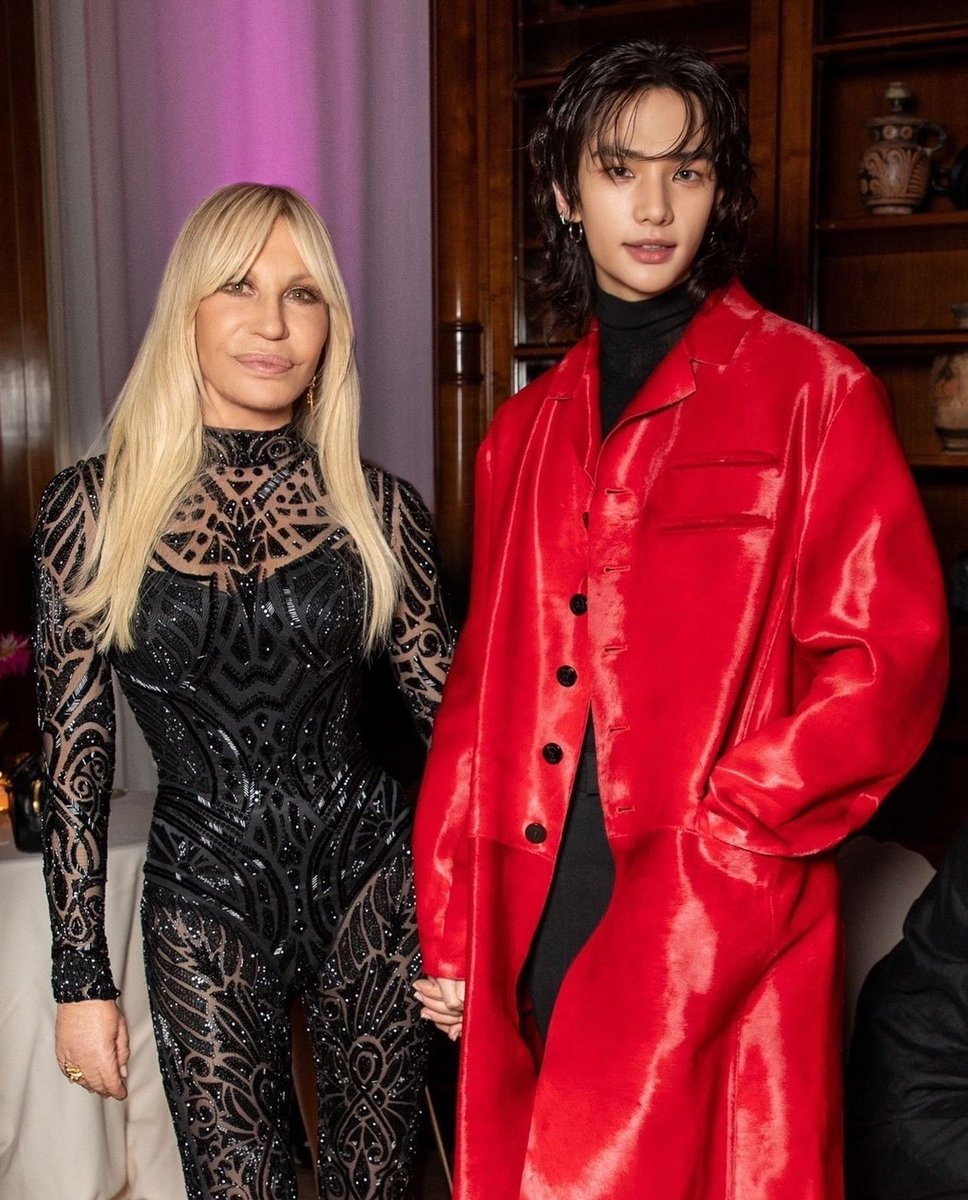 WORLDMUSICAWARD's tweet image. The gorgeous pic of #Hyunjin and #Donatella holding hands at the Versace after party in Milan has gone viral on Tiktok, surpassing 1.5M views and 381K likes in just 19 hours!💪🌟🌟🇮🇹👑👑❤️‍🔥  

#HyunjinxVersaceSS25 #HyunjinAtMFW24 
#VersaceSS25 #Versace
@Versace