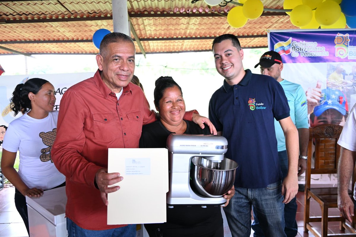 Fondo Bolívar (@fondobolivar22) on Twitter photo 11 emprendedores beneficiados en el Sector Cardozo, cumpliendo con las políticas de nuestro Presidente @nicolasmaduro el Gobernador <a href="/amarcanopsuv/">Ángel Marcano</a> realizó entrega de microcréditos.
¡En Bolívar seguimos atendiendo al pueblo! 11 emprendedores beneficiados en el Sector Cardozo, cumpliendo con las políticas de nuestro Presidente @nicolasmaduro el Gobernador <a href="/amarcanopsuv/">Ángel Marcano</a> realizó entrega de microcréditos.
¡En Bolívar seguimos atendiendo al pueblo!