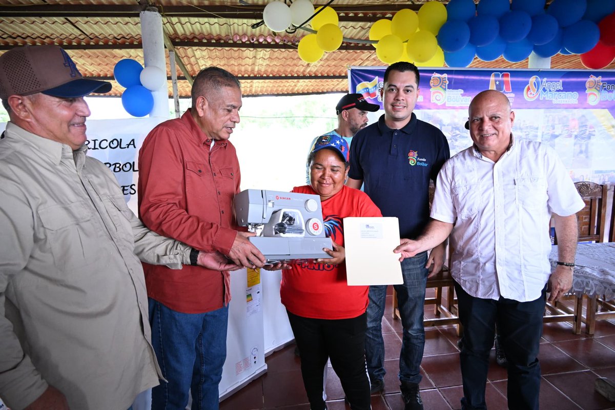 Fondobolivar22's tweet photo. 11 emprendedores beneficiados en el Sector Cardozo, cumpliendo con las políticas de nuestro Presidente @nicolasmaduro el Gobernador @amarcanopsuv realizó entrega de microcréditos.

¡En Bolívar seguimos atendiendo al pueblo! https://t.co/btmEbDRPYV