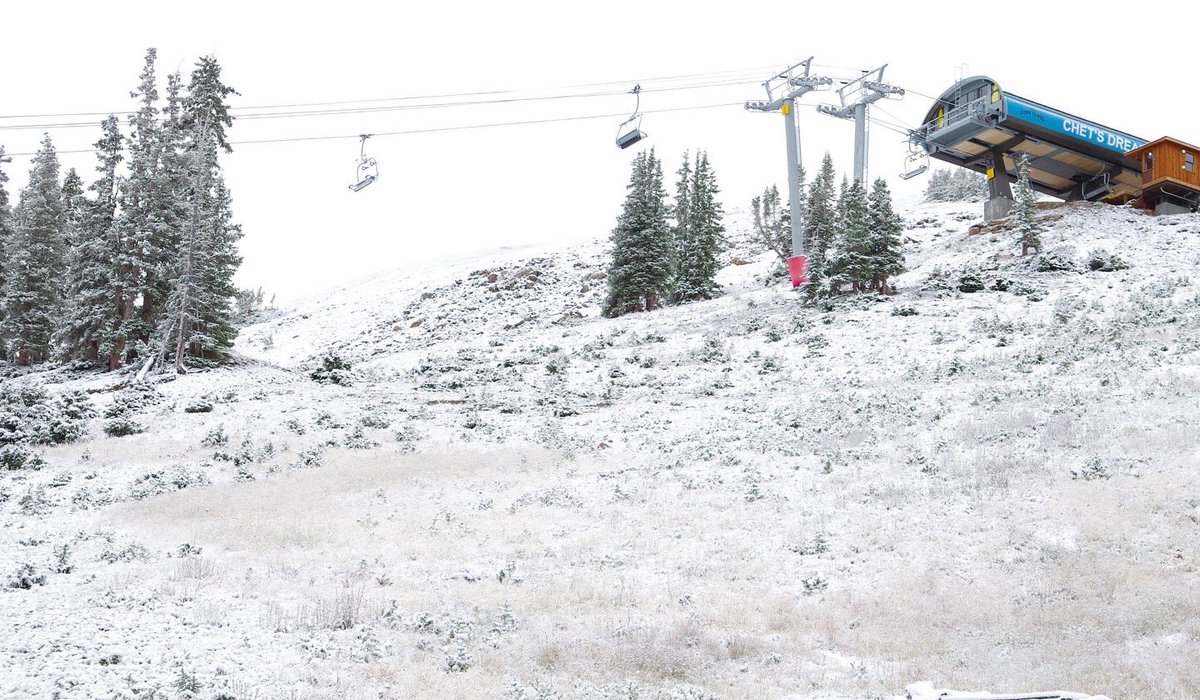 Snowy Sunday at Loveland Ski Area 📷 Dustin Schaefer #cowx