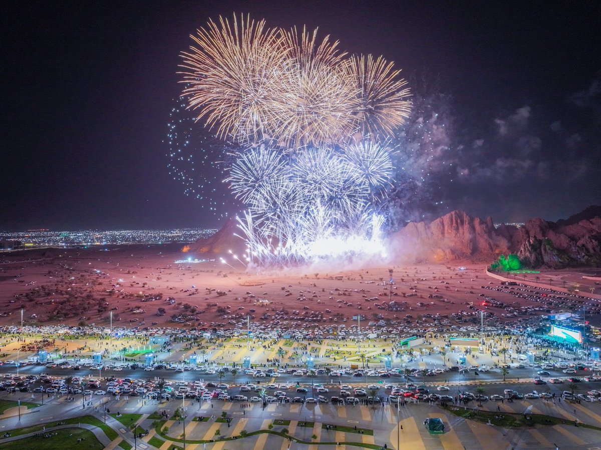🇸🇦 | #نحلم_ونحقق 

الألعاب النارية 🎆
 تُزيّن سماء الوطن فخرًا وحبًا 💚

📍مركز المغواة 

#اليوم_الوطني_94 
📸 | #حائل_الأجمل 
#أمانة_منطقة_حائل