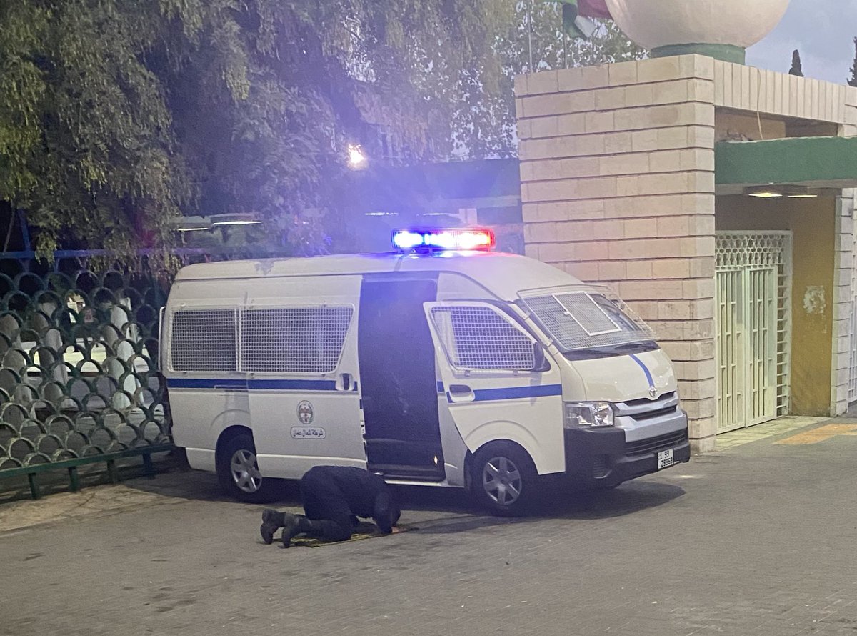 Görev başında olmak neden engel olsun,
yeryüzü mescid değil mi? :)
📍 Ürdün Üniversitesi