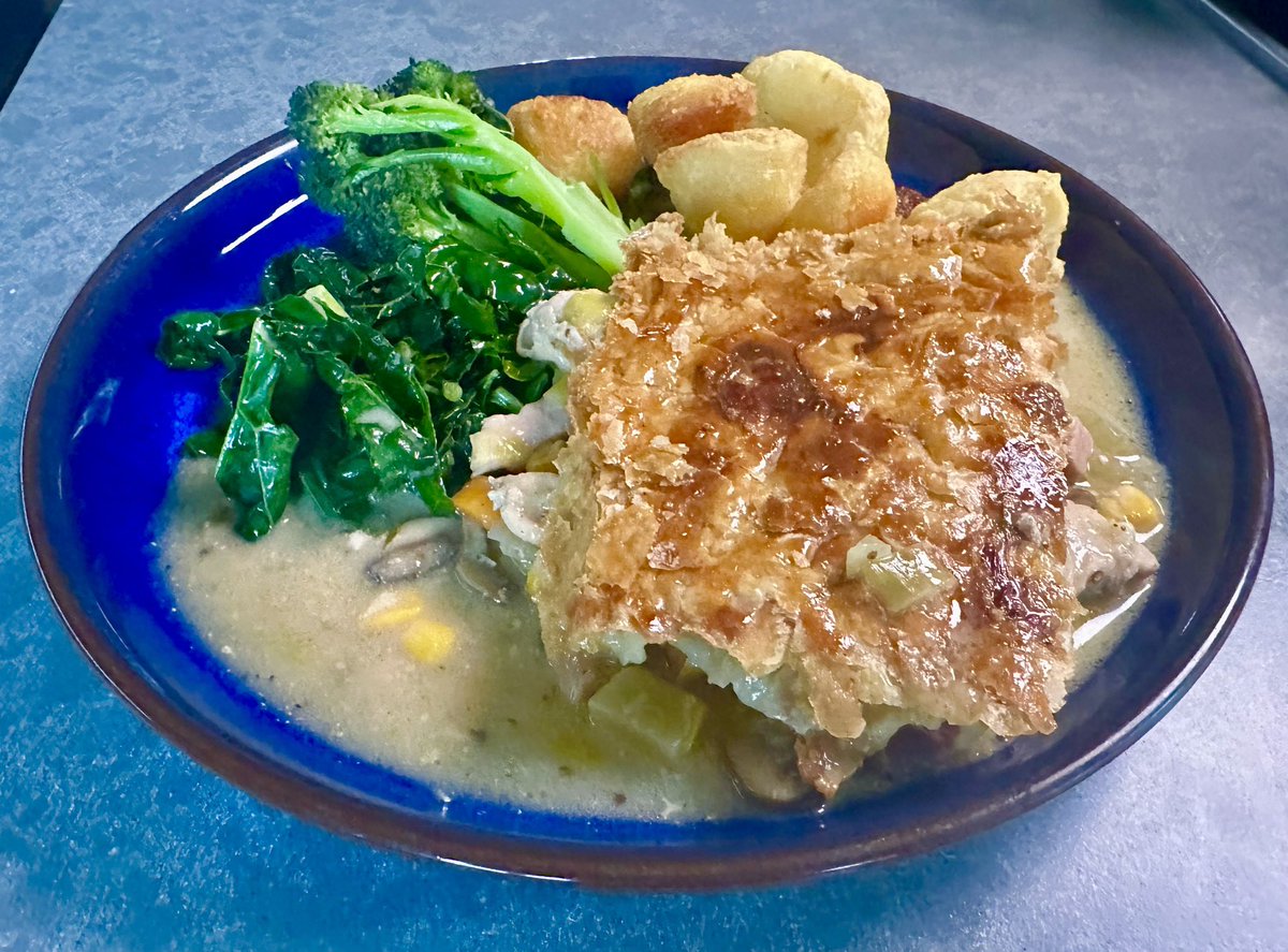 What Sundays are for! Chicken pie with <a href="/britishpoultry/">British Poultry Council</a> 🥧🐓