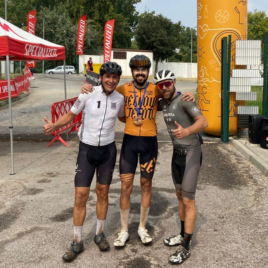 LOLO_LLANO's tweet photo. Ayer liados organizando y hoy disfrutando de lo que nos tenían organizado !!!
.
Pedazo de carrera que nos tenían preparados nuestros amigos de @gruppetto_cycle_club 
.
Staff al completo @tourgravelrace 
.
#transpyrambassador 
#yellowteam 
#eljamones https://t.co/PsZ8XFOlDI