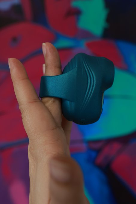 Did you read my review of the Love to Love Kisscool tapping clitoral vibrator?   It's comfortable to<a href="/tag/apclips"class="tags"><span>#apclips</span></a>