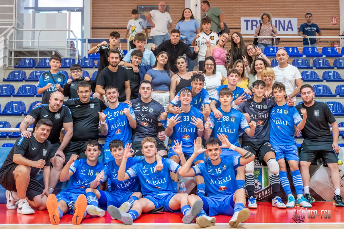 🔵 TERCERA 🔵 

VIÑA ALBALI VALDEPEÑAS B 5-4 FS MENASALBAS 

Goleadores:
Merino ⚽⚽⚽
Christian ⚽⚽

Asistencias:
Héctor 1️⃣
Adrián Vivar 1️⃣
Christian 1️⃣
Gabri 1️⃣
Juanki 1️⃣

Primera victoria de la temporada tras remontar un 1-3 al descanso y un 2-4 en la 2ª parte.

📸 <a href="/aurecape/">aure</a>