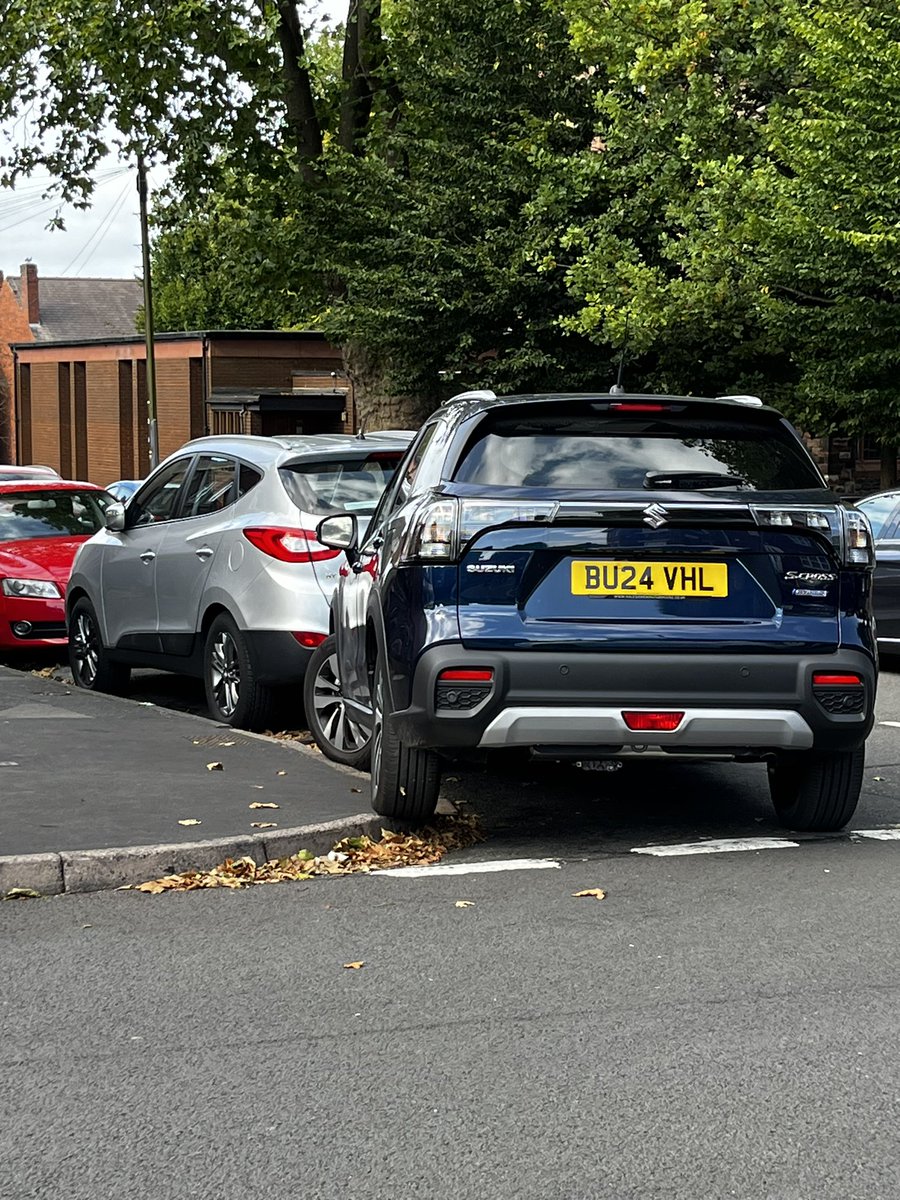 selfishparkers's tweet image. New school term means new poor parking from parents 🙄
✔️corner view obstructed for cars &amp;amp; pedestrians
✔️dropped kerb blocked
#selfishparking #ignorantparking #disabledaccess #wheelchairaccess #ableism #thoughtless #oldhill #cradleyheath #everydayableism @YPLAC