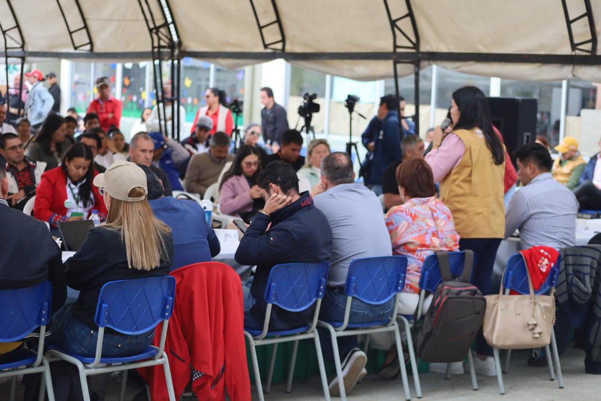 MinAgricultura's tweet photo. #MinAgriculturaEnLasRegiones | Seguimos atendiendo a la cadena láctea del país. 🥛🇨🇴La viceministra @GeidyOrtegaT se reunió en Sotaquirá, #Boyacá, con productores y productoras del sector para socializar las acciones que el #GobiernoDelCambio 🤝 ha adelantado en materia de compras públicas, 💲reducción de inventarios📄 y fomento a la exportación de leche y sus derivados. 🧀