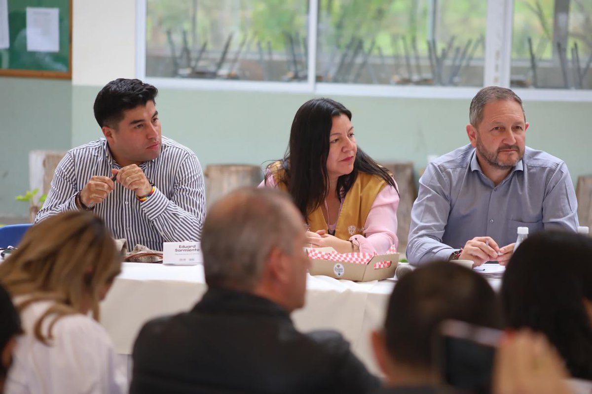 MinAgricultura's tweet photo. #MinAgriculturaEnLasRegiones | Seguimos atendiendo a la cadena láctea del país. 🥛🇨🇴La viceministra @GeidyOrtegaT se reunió en Sotaquirá, #Boyacá, con productores y productoras del sector para socializar las acciones que el #GobiernoDelCambio 🤝 ha adelantado en materia de compras públicas, 💲reducción de inventarios📄 y fomento a la exportación de leche y sus derivados. 🧀