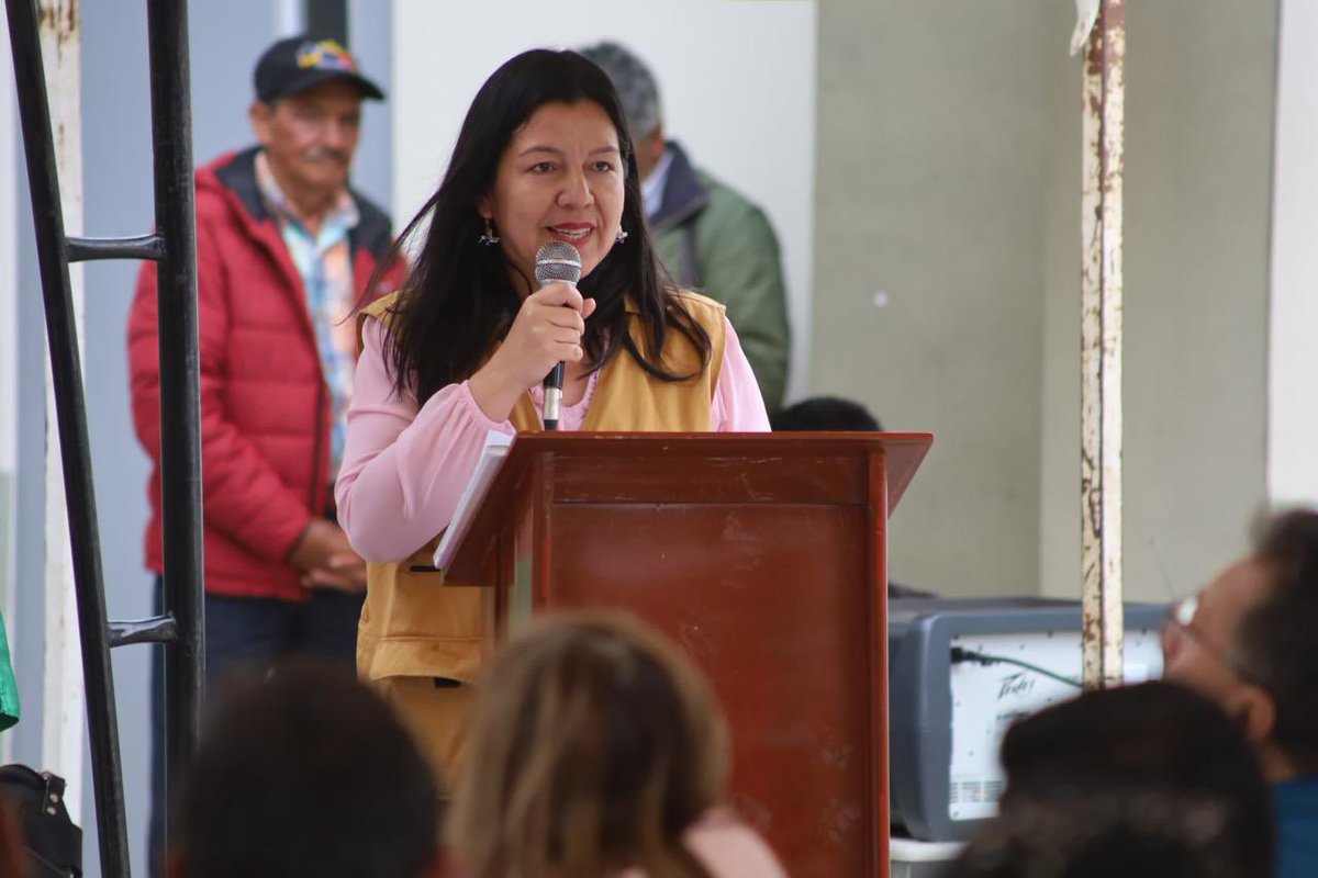 MinAgricultura's tweet photo. #MinAgriculturaEnLasRegiones | Seguimos atendiendo a la cadena láctea del país. 🥛🇨🇴La viceministra @GeidyOrtegaT se reunió en Sotaquirá, #Boyacá, con productores y productoras del sector para socializar las acciones que el #GobiernoDelCambio 🤝 ha adelantado en materia de compras públicas, 💲reducción de inventarios📄 y fomento a la exportación de leche y sus derivados. 🧀