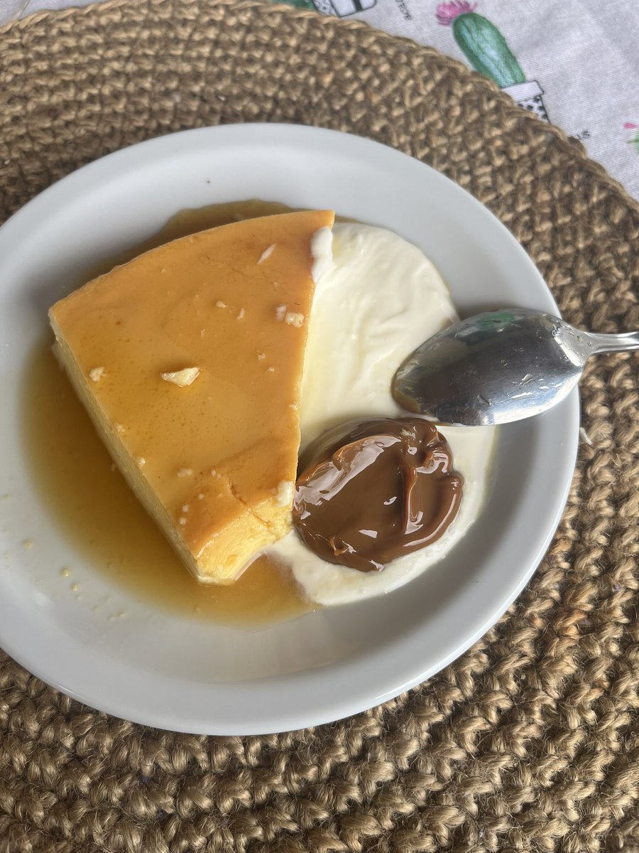 larreca21's tweet photo. Que flores amarillas ni que flores amarillas, flan mixto. https://t.co/NZFOwaAE65