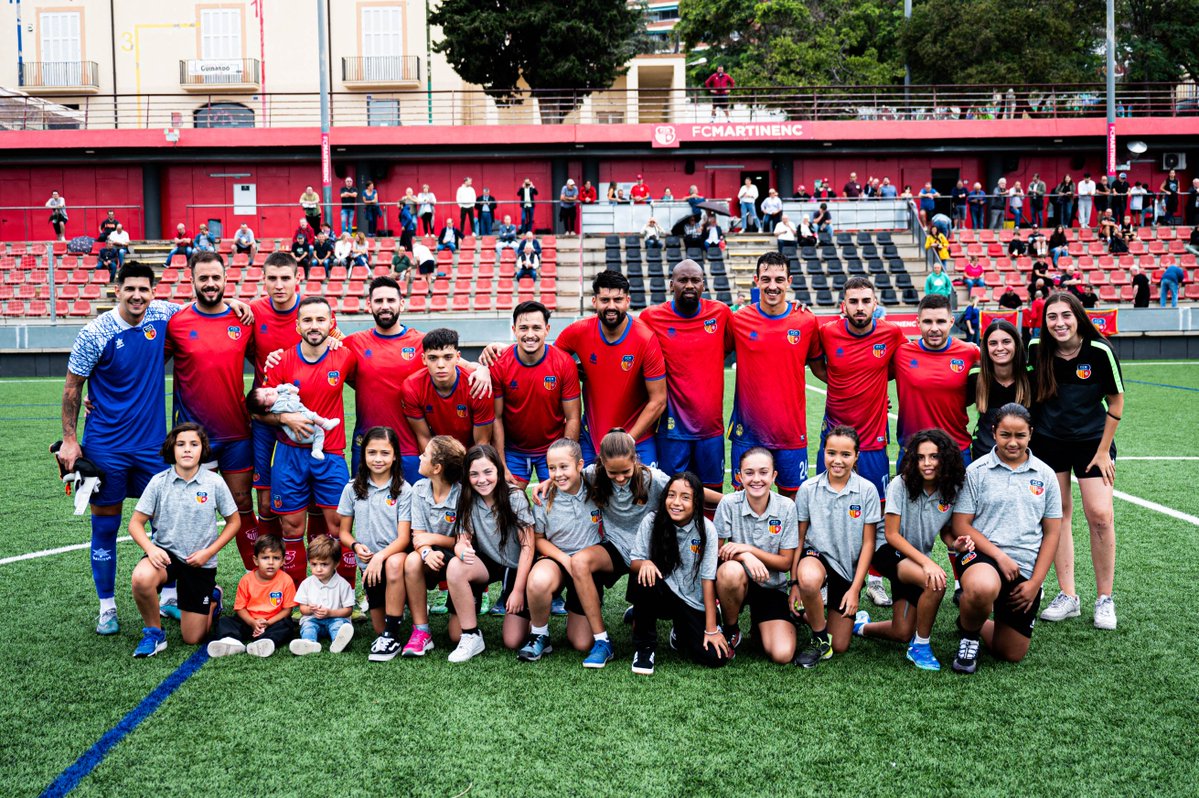martinenc's tweet photo. 🛡 El meu equip
❤ Temporada 24/25 

0⃣1⃣
🤝 Aquest diumenge el primer equip masculí es fotografiava amb l'Aleví B Femení del #FCMartinenc.

🔴 Tots i totes,
#SomMartinenc https://t.co/EMBNHR2dFt