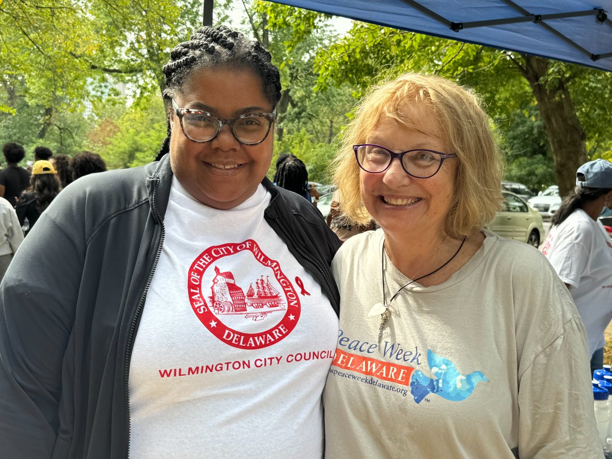PeaceWeekDE's tweet photo. Shoutout to Wilmington City Council for participating in yesterday's Aids Walk and International Day of Peace. Councilwoman at Large Latisha Bracy took time from her walk duties to talk with a volunteer about our week of events, October 19-27.  Thank you for raising awareness. https://t.co/0Uga6CNcOD