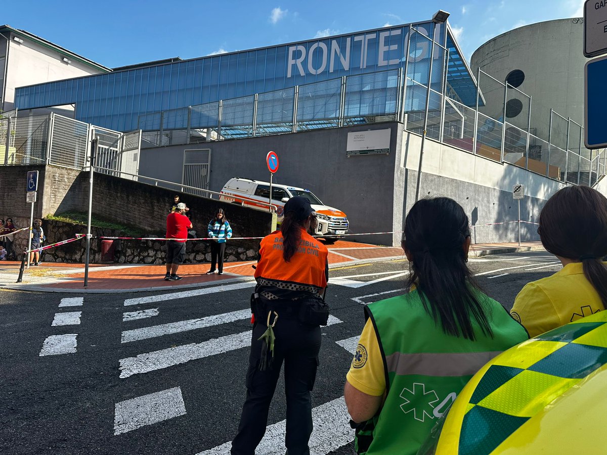 BarakaldoPcivil's tweet photo. Hoy @BarakaldoPcivil ha estado en fiestas de Rontegi cubriendo la VIII bajada de goitiberas 
Arrontegiko Goitibera Jaitsiera 
#prevencion 
#rontegi 
#barakaldo
. https://t.co/dkI6pnvuil