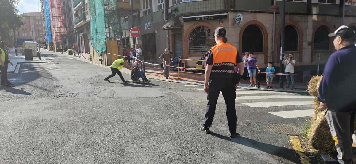 BarakaldoPcivil's tweet photo. Hoy @BarakaldoPcivil ha estado en fiestas de Rontegi cubriendo la VIII bajada de goitiberas 
Arrontegiko Goitibera Jaitsiera 
#prevencion 
#rontegi 
#barakaldo
. https://t.co/dkI6pnvuil