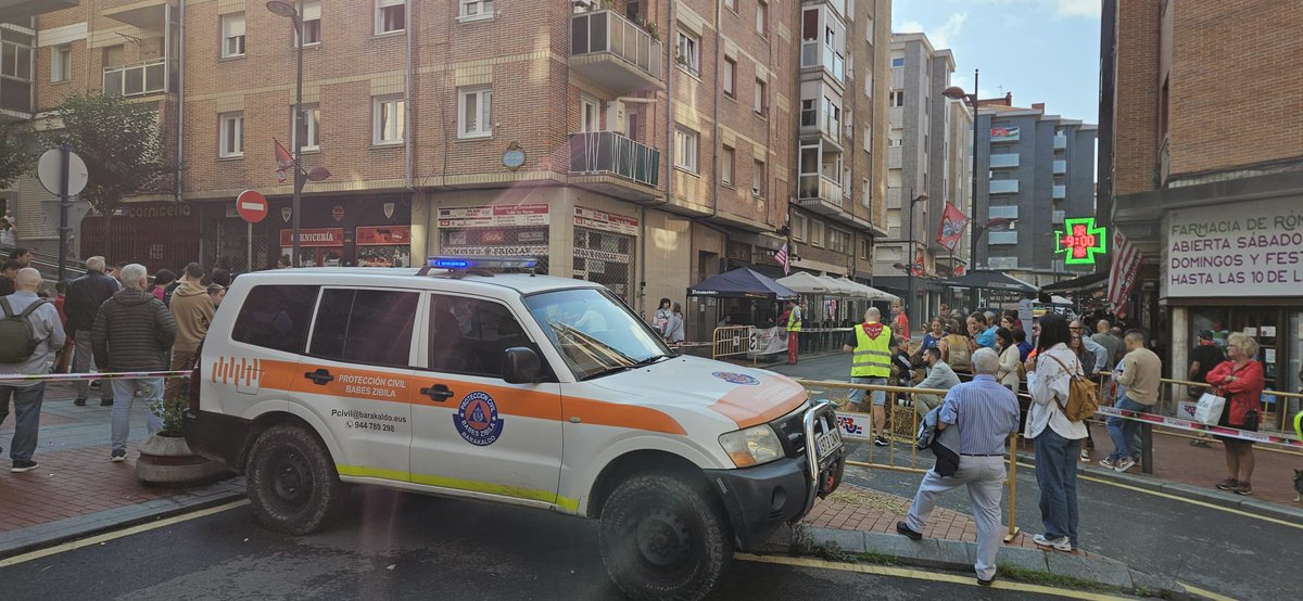 BarakaldoPcivil's tweet photo. Hoy @BarakaldoPcivil ha estado en fiestas de Rontegi cubriendo la VIII bajada de goitiberas 
Arrontegiko Goitibera Jaitsiera 
#prevencion 
#rontegi 
#barakaldo
. https://t.co/dkI6pnvuil