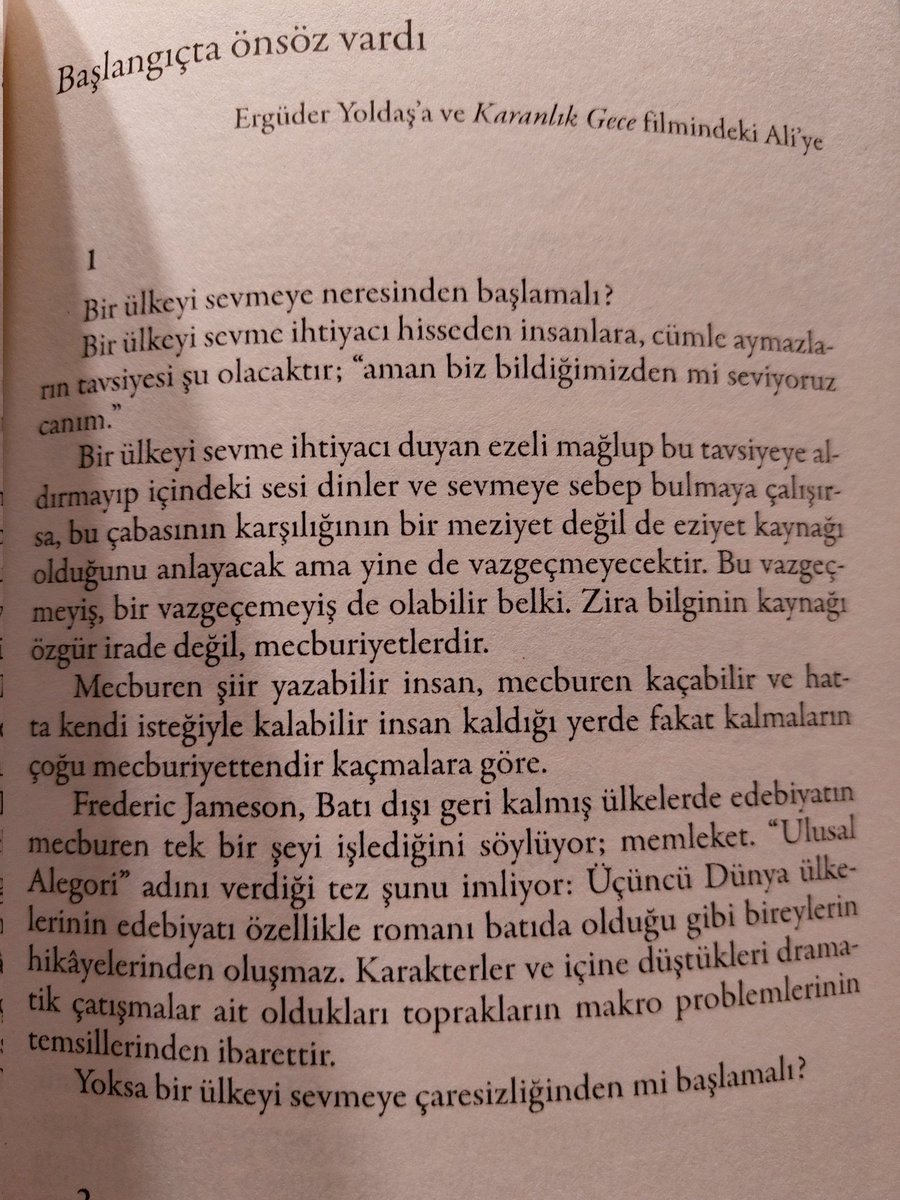 Adamımız Fredric Jameson ölmüş. 

Son şiir kitabım "Kalmak İsteyenler İçin Basit Bir Kaçış Planı"nın önsözüne onun "Ulusal Alegori" teziyle başlamıştım. 

Onun "Modernizm İdeolojisi" kitabı okunmadan bu işler zor biraz.

<a href="/AnimaYayinlari/">Anima Yayınları</a>