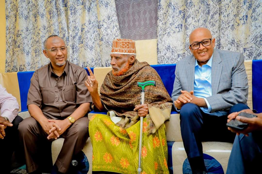 SSTHawdReserve's tweet photo. #Caaw
Suldaan kii Guud ee Beelweynta Habar-Cafan,iyo Suldaan kii Guud ee Beelweynta Nuur Yoonis (Reer Nuur)
Suldaan Dhawal,Suldaan Saleebaan&Madaxweynaha 6aad Dr Abdirahman Mohamed Abdulahi #Cirro https://t.co/fAOh7tHEKt