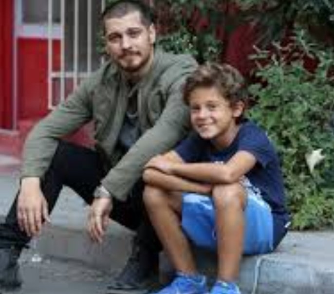 Çocuk Çağatay Ulusoy'a benziyordu,diziye yakışıyordu😡😡

Çağan Efe Ak
Zaten İçerde' de oynamıştı
#Deha