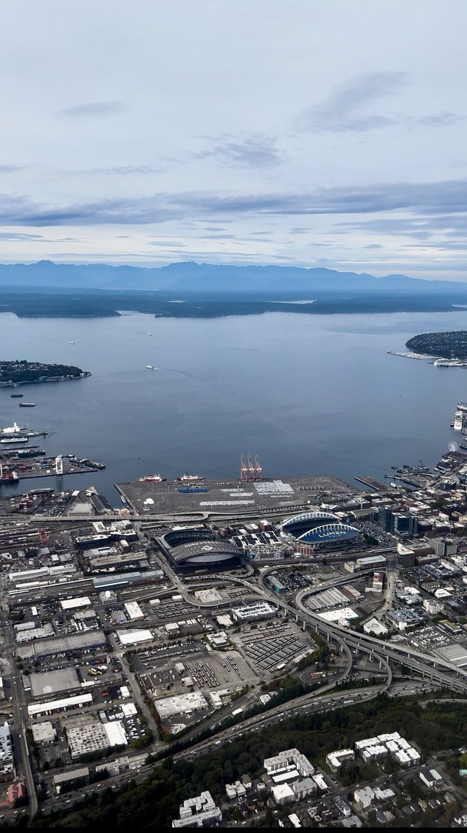 mbshort2's tweet photo. Always a treat to fly home and get a view of the stadium and the mountain. Looks like some stormy weather is headed our way ๐ง๏ธ โ๏ธ #Seahawks #MountainsOut https://t.co/gAstXioo0E