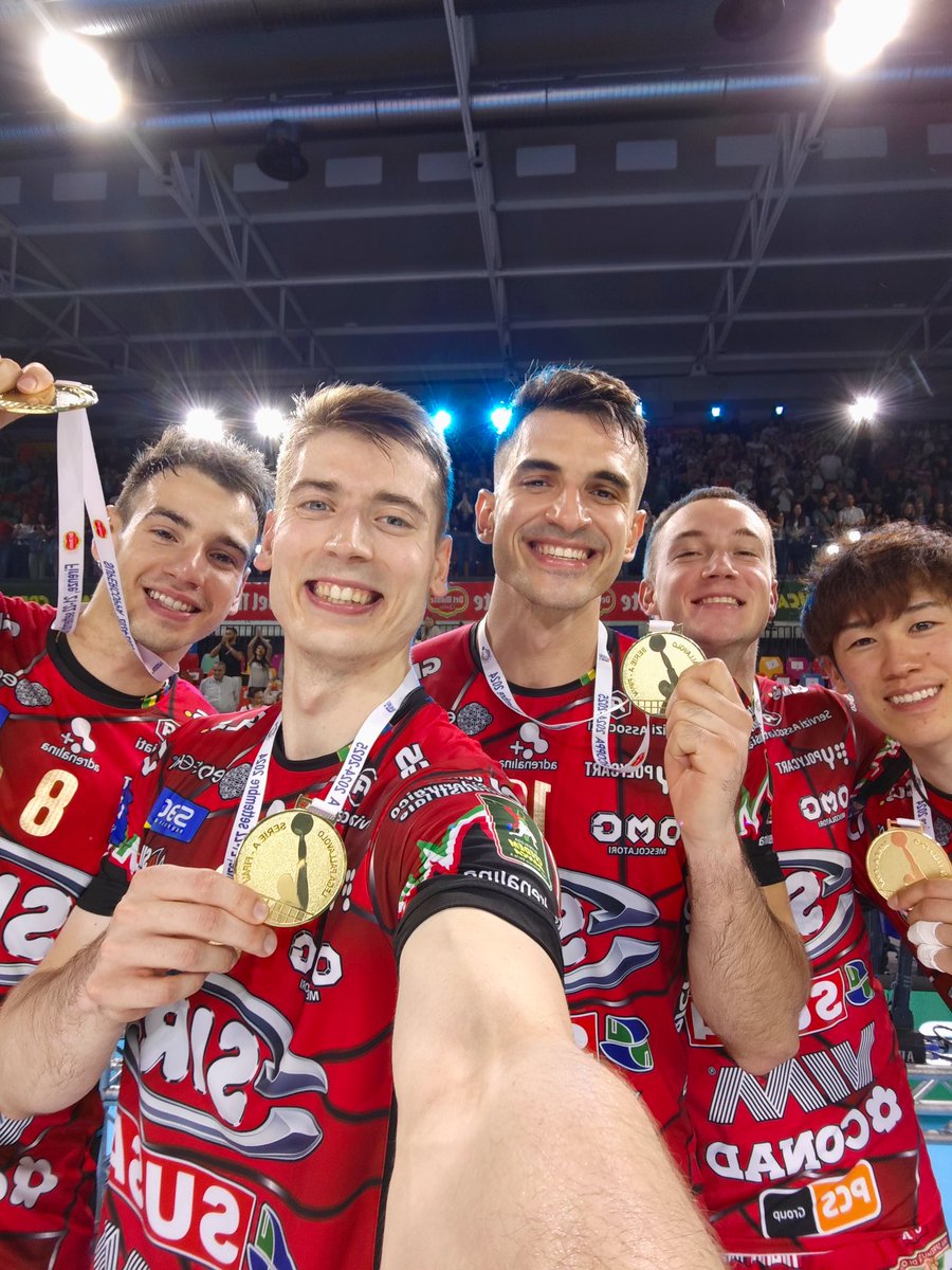kamil_semeniuk_'s tweet image. CAMPIONI ! 🤩🏆🤳🏻

#goSir #BlockDevils #delmontesupercoppa #firenze #volleyball #perugia