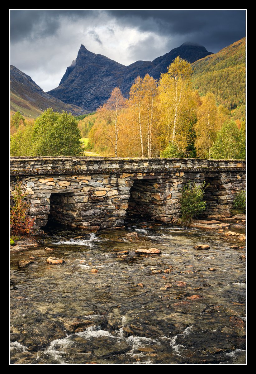 Which photo of Gamle Horndøla Bru do you prefer? The morning (left) photo or the evening (right) photo?