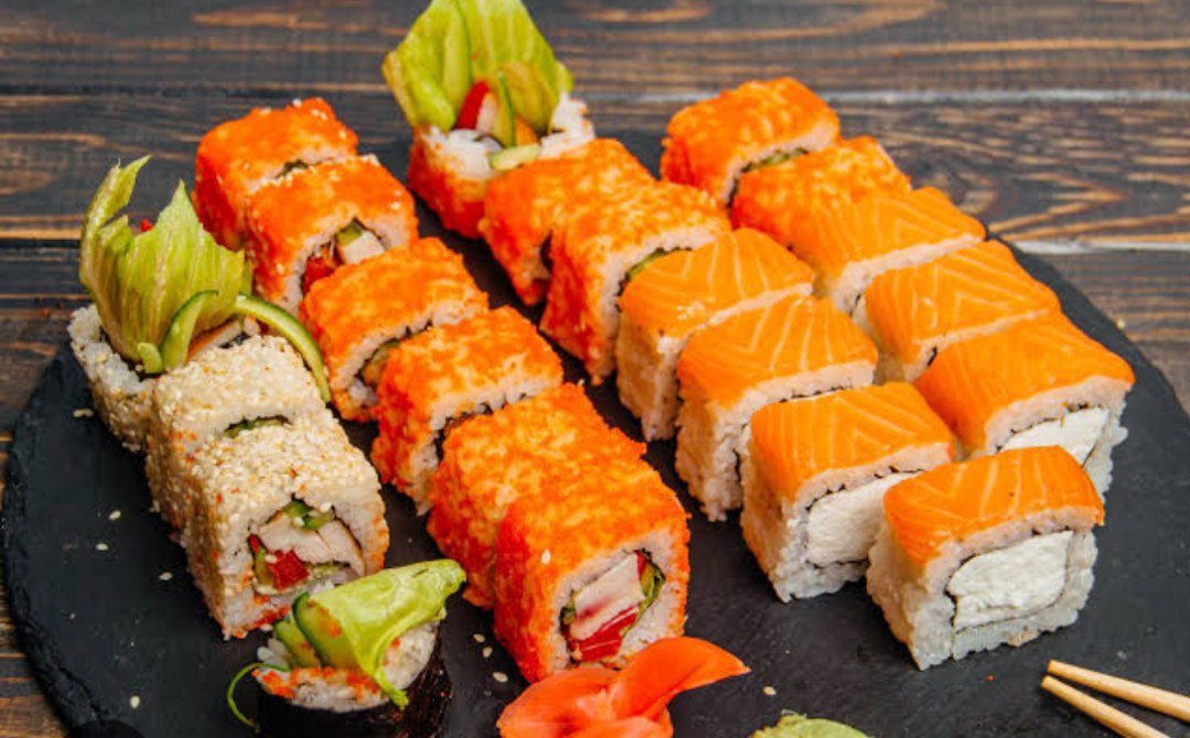 Қайтиб суши пуши емиманей, роса мақташганига бир еб кўрайчи дебманда, бурнимдан аччиқ газ чиқиб кетти😅 ўзи ано иккита калтакчасини тўғри ушлашга 5,10 минутим кетти🤦‍♂
Кўриниши иштаҳа очара экануу лекин менга ёқмади ,йиёлмадим. Яхши кўрадиганла, қанде ёқтириб йисла билмадим!)