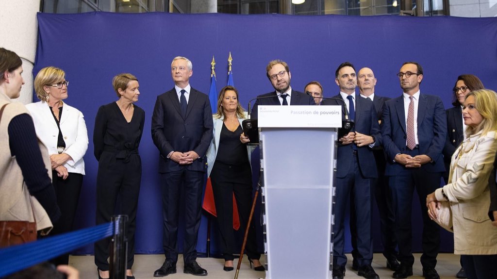 antoine_armand's tweet photo. C’est avec beaucoup d’émotion que je prends mes fonctions aujourd’hui.

Ce ministère c’est le vôtre. C’est le quotidien de tous les Français. Je ferai de notre souveraineté, de la transition écologique et du pouvoir d’achat mes priorités.

Merci pour tout @BrunoLeMaire. https://t.co/RdRp9lyRvE