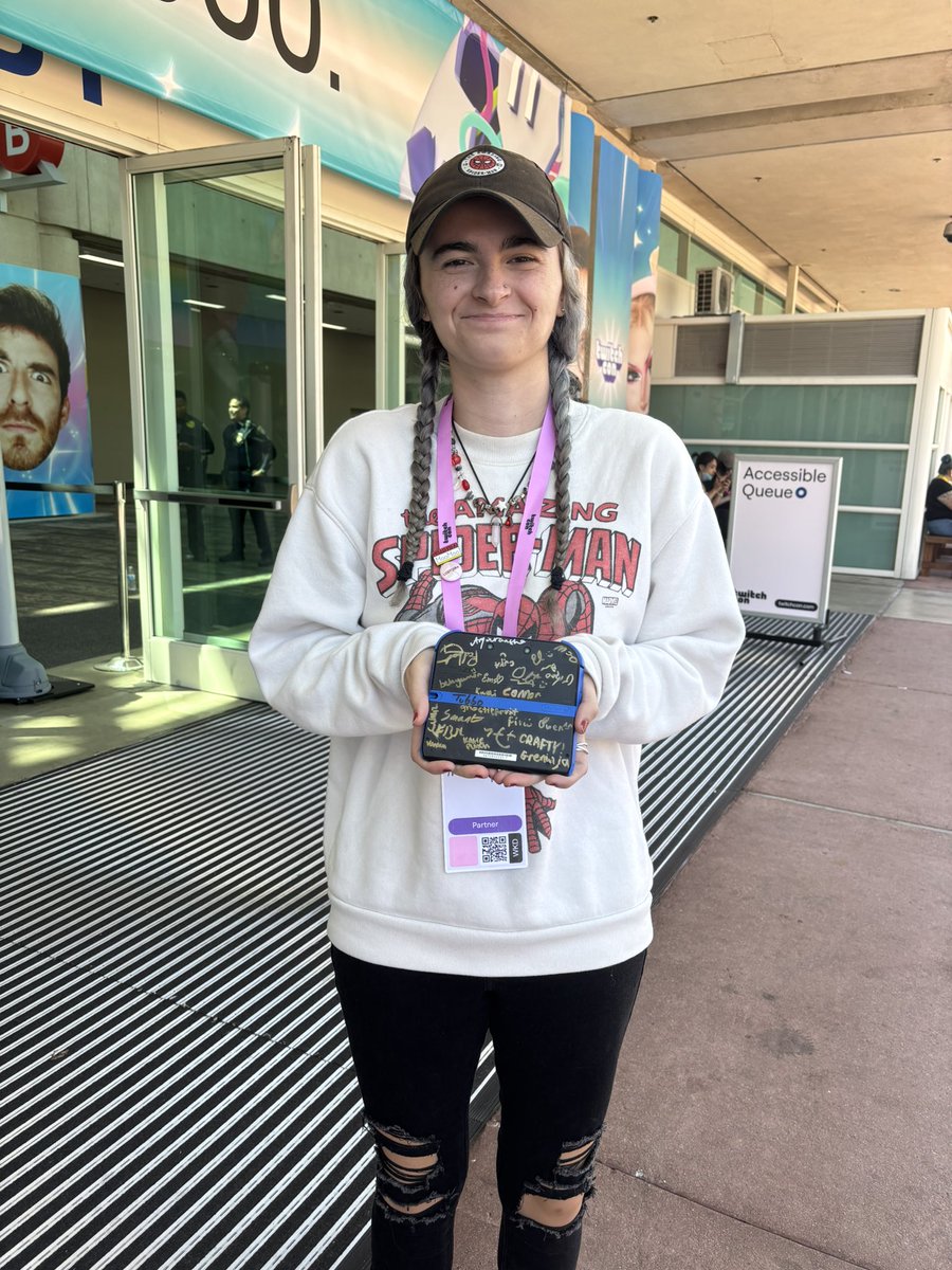 Rachelm791's tweet image. The update everyone was waiting for! Shout out to @FGmoo_ for saving my life #twitchcon #2DS #hashtag