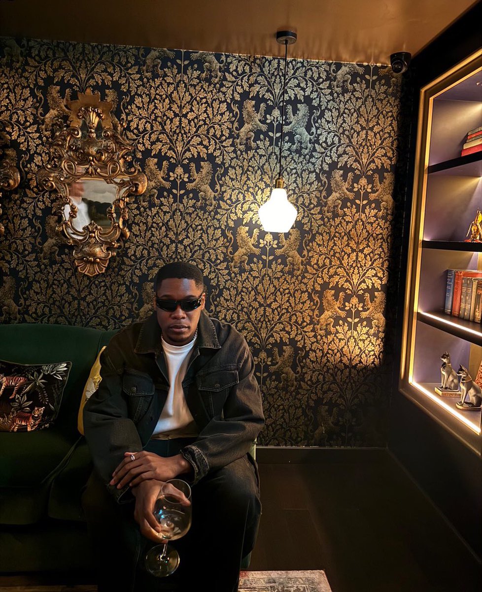 Laelia undulata alba. The inflorescence was seven feet tall., image size:978x1200