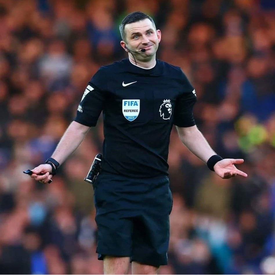 mvanzijtveld's tweet photo. Michael Oliver.

De man die door de eigenaar van Man City naar Abu Dabhi werd gevlogen om voor 20.000 pond een wedstrijdje te fluiten.

Nog los van Arsenal verneukt hij hier een fantastische wedstrijd. Deed hij ook tegen United en Liverpool vorig jaar trouwens.

Nog een keer dan: https://t.co/ZYgELRFa3M