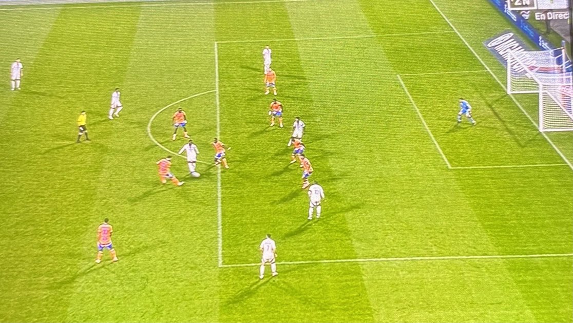 Lacazette était hors-jeu sur l’action donnant le penalty.. j’imagine que la VAR l’a vérifié heinn non ?? 👀