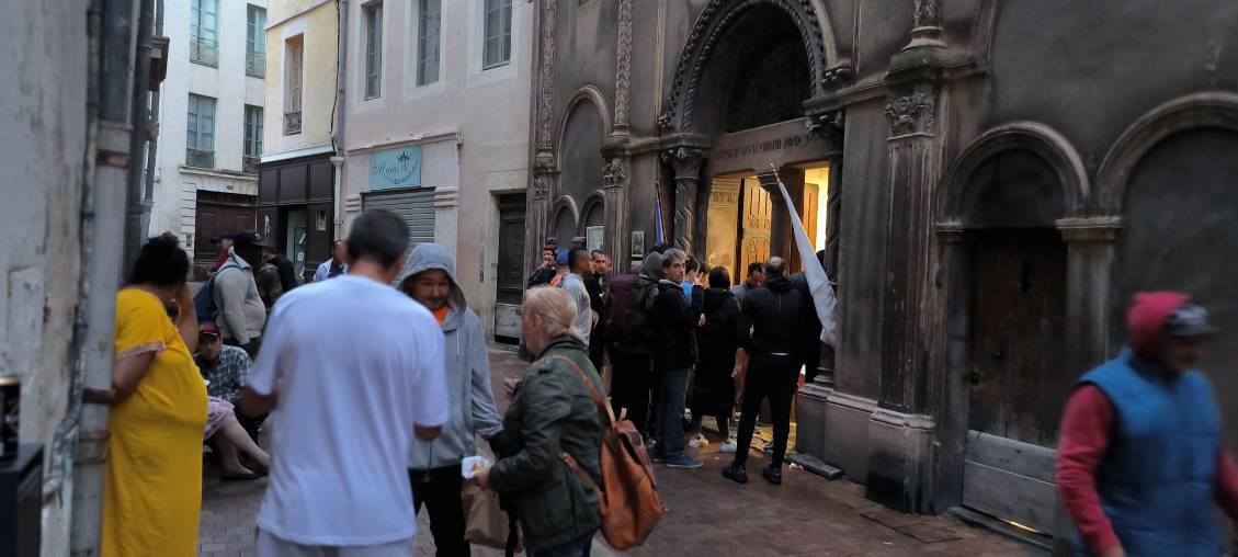 [LA POULE AU POT D’HENRI IV]
133 repas offerts ce soir ! Avec au menu pâtes aux oignons et courgettes au curry, pain du jour, yaourt, viennoiserie ;
Et un buffet d’accueil copieux.