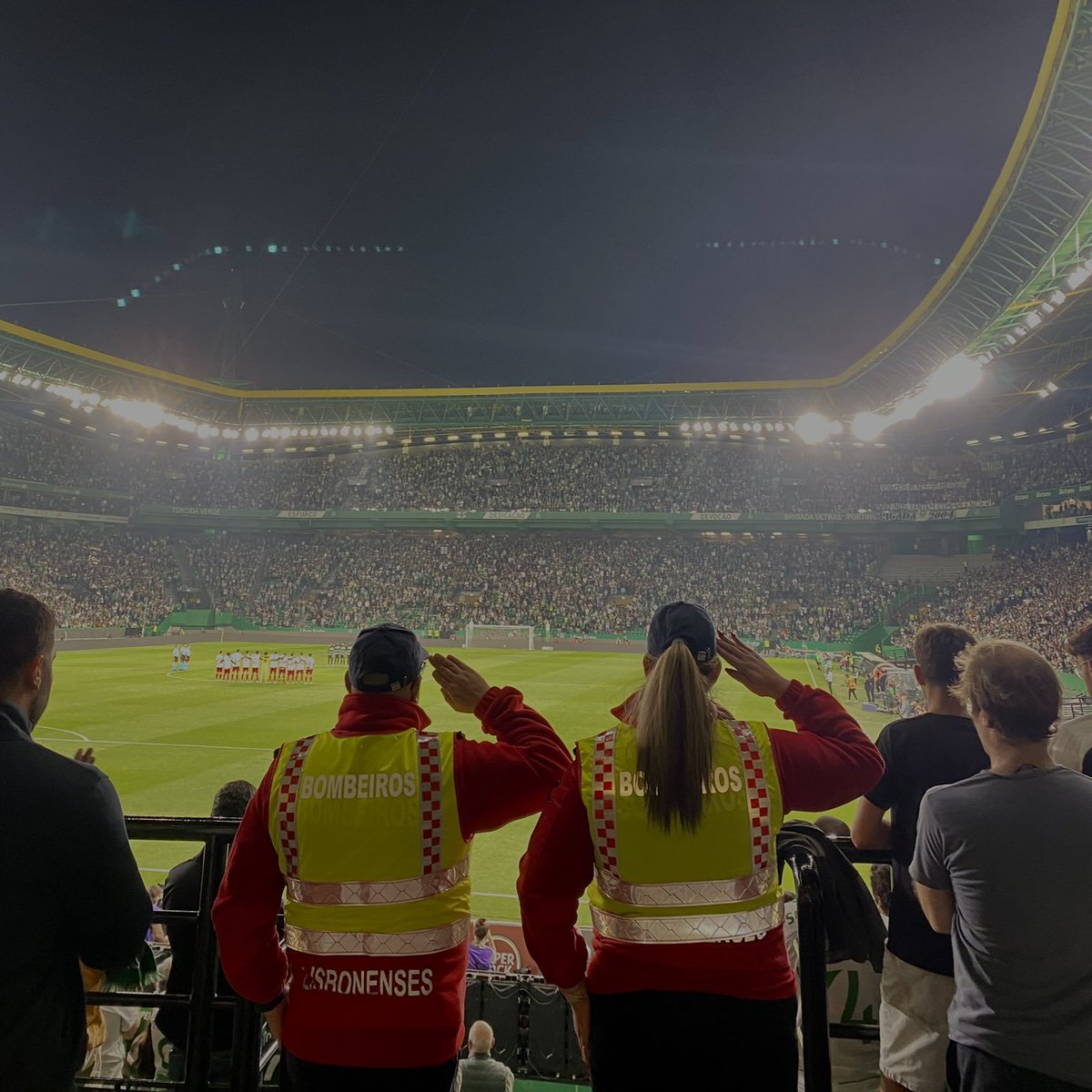 Que grande foto em Alvalade. 
Os Bombeiros merecem tudo! 💚
#SportingCP 

(foto: <a href="/pedro_suissas/">Suissas🇨🇭</a>)