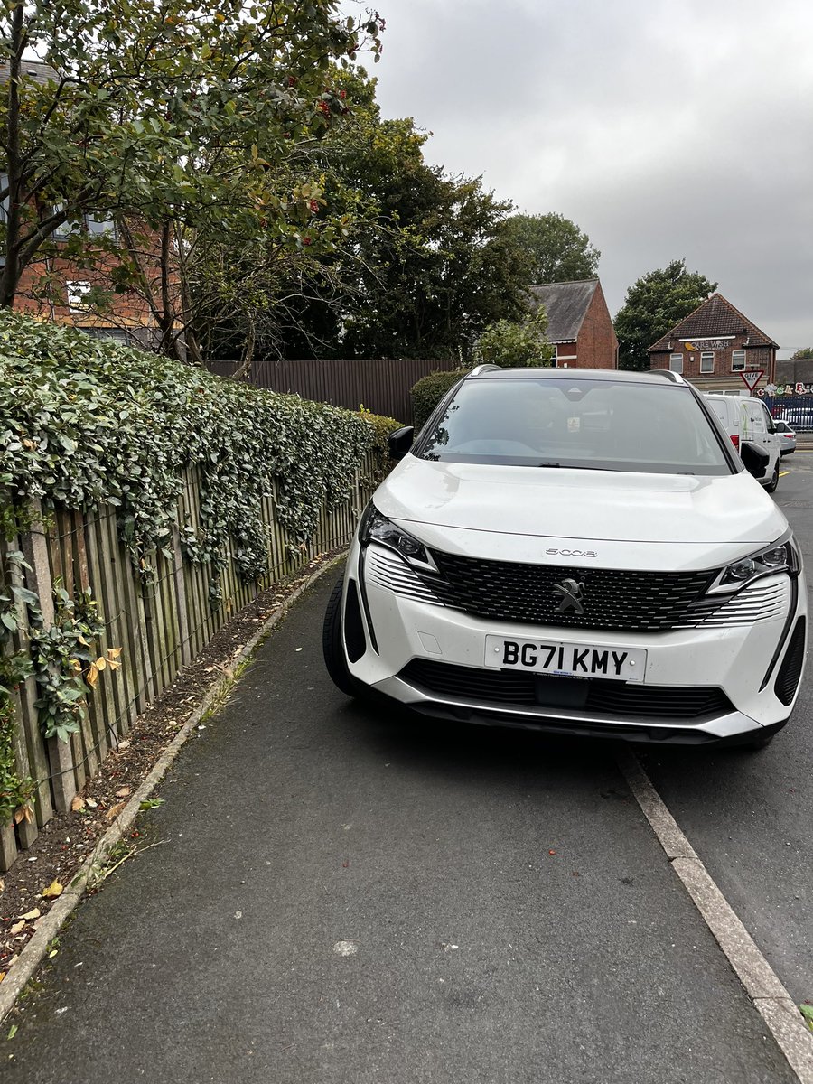 selfishparkers's tweet photo. No effort at all here to leave space for a pram, wheelchair, or even a zimmer frame.
#oldhill #cradleyheath #selfishparking #ignorance #ableism #wheelchairaccess #disabledaccess #schoolrun #everydayableism @YPLAC https://t.co/jKVD1Tk2do