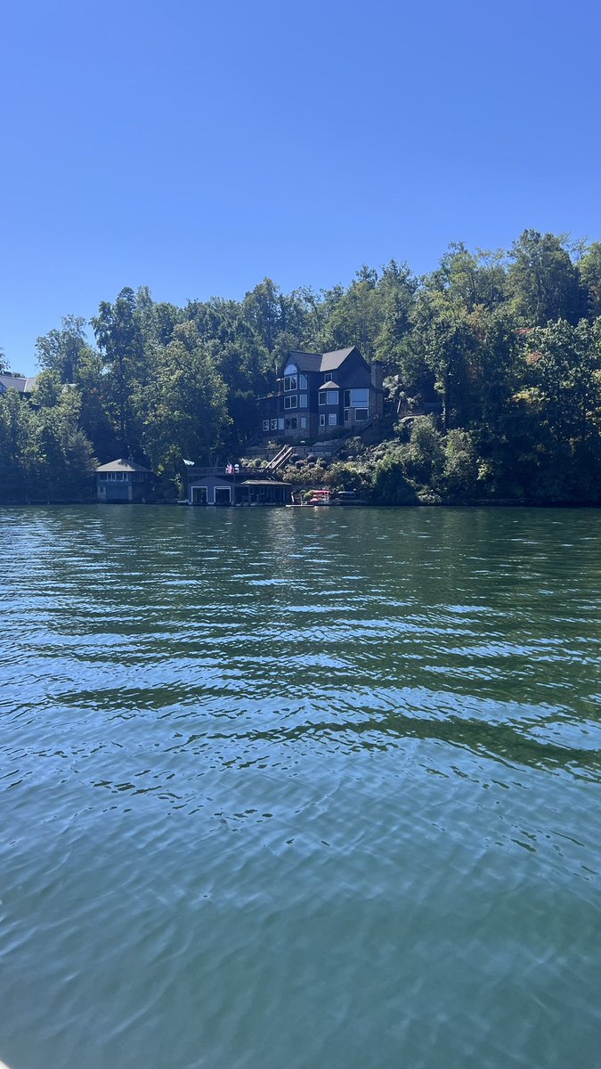 thalaivan_irrkn's tweet image. Lake Lure NC trip 
This house is the biggest house 15000 Sq ft close to the lake👌👌👌best time to visit is August end through October end, in September one can start to see the fall colors.@aliaa08 @RanveerOfficial