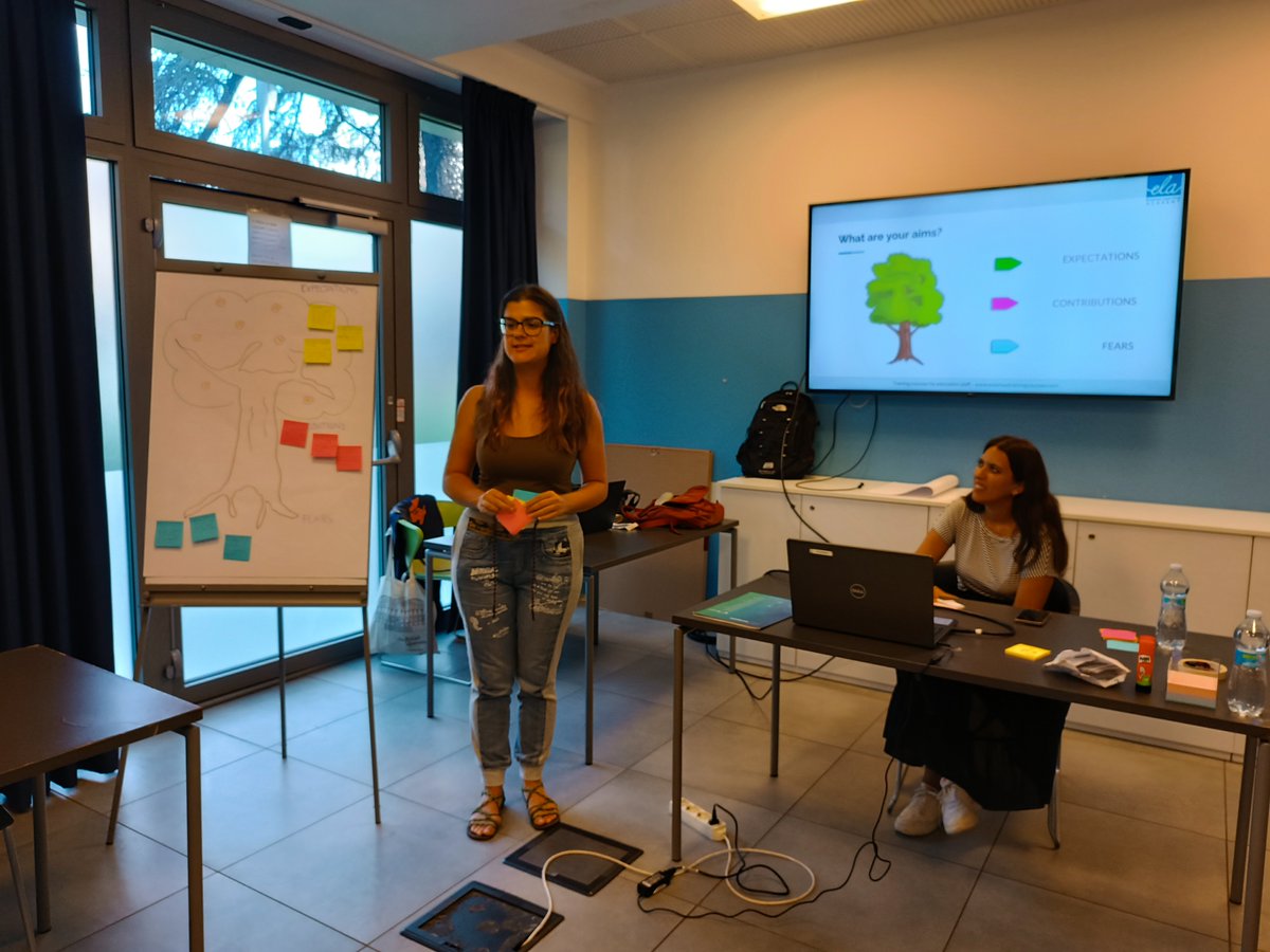 erasmusplusmon1's tweet photo. Del 8 al 14 de septiembre nuestra compañera Esther realizó un curso en Bolonia para dotar a los profesores de los conocimientos y habilidades necesarios para abordar el papel fundamental que desempeñan en el fomento del bienestar emocional y la salud mental de los estudiantes. https://t.co/BEarvsT7Z3