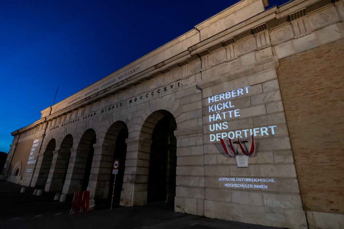 joehwien's tweet image. Als junge Jüdinnen &amp;amp; Juden stellen wir uns oft die tragische Frage, wer uns während der NS-Zeit versteckt hätte. Beim FPÖ-Chef fällt die Antwort knapp und ernüchternd aus: Herbert Kickl hätte uns deportiert.

Mahnwache gegen Volkskanzler &amp;amp; Kellernazis,
täglich ab 19:30 am Burgtor