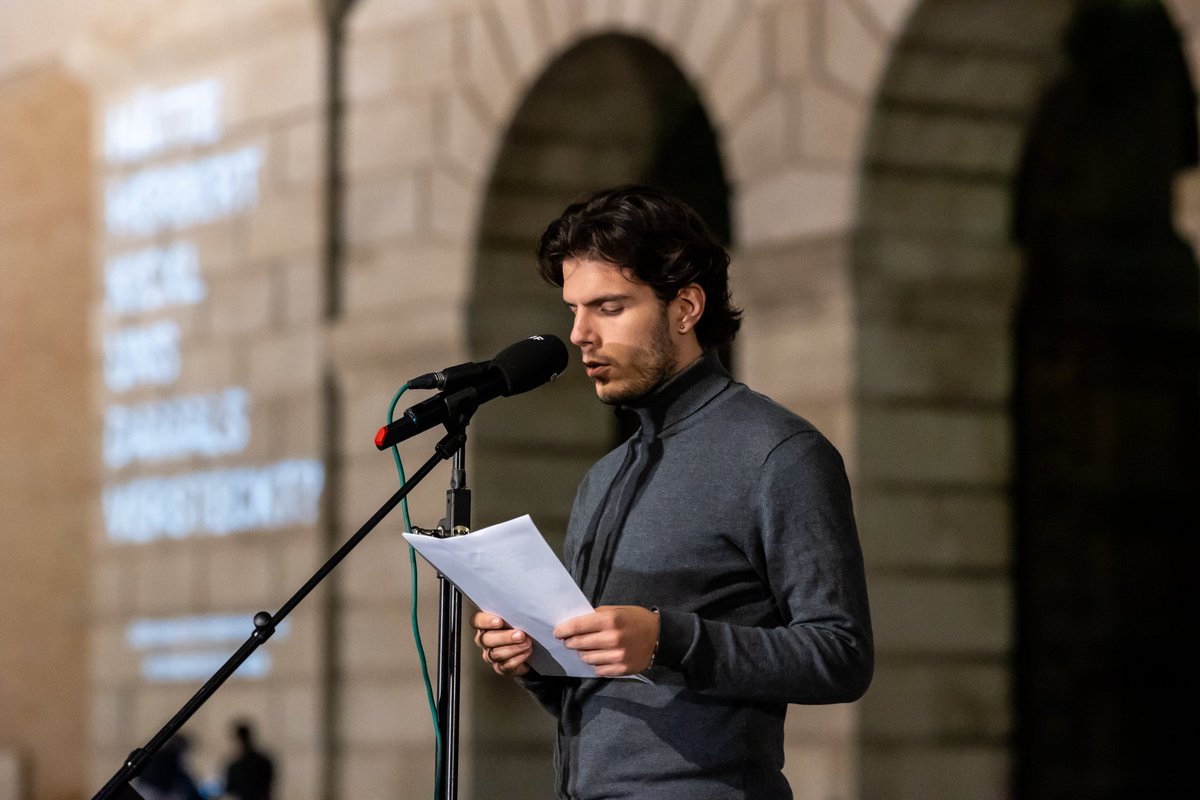 joehwien's tweet image. Als junge Jüdinnen &amp;amp; Juden stellen wir uns oft die tragische Frage, wer uns während der NS-Zeit versteckt hätte. Beim FPÖ-Chef fällt die Antwort knapp und ernüchternd aus: Herbert Kickl hätte uns deportiert.

Mahnwache gegen Volkskanzler &amp;amp; Kellernazis,
täglich ab 19:30 am Burgtor