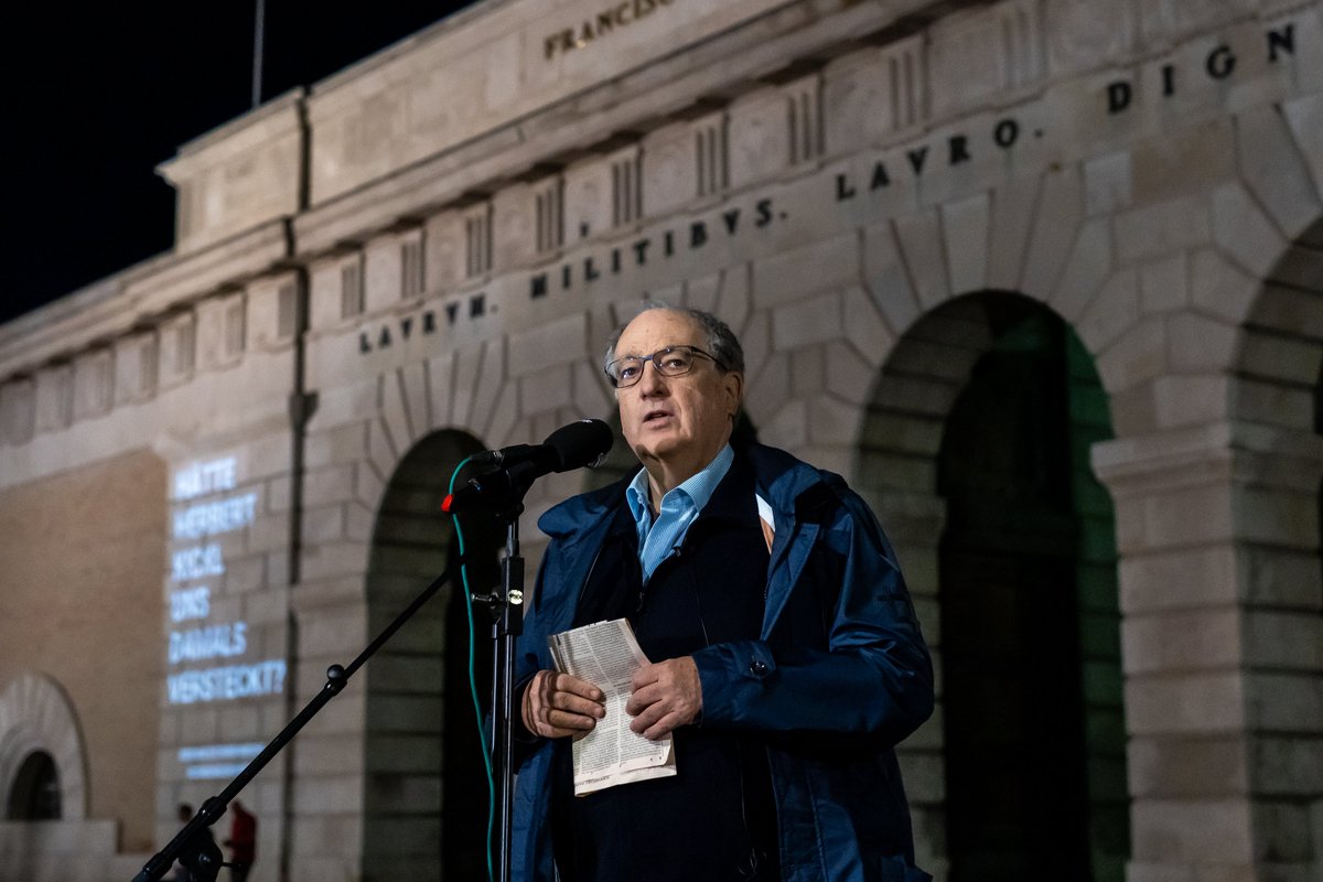 joehwien's tweet image. Als junge Jüdinnen &amp;amp; Juden stellen wir uns oft die tragische Frage, wer uns während der NS-Zeit versteckt hätte. Beim FPÖ-Chef fällt die Antwort knapp und ernüchternd aus: Herbert Kickl hätte uns deportiert.

Mahnwache gegen Volkskanzler &amp;amp; Kellernazis,
täglich ab 19:30 am Burgtor