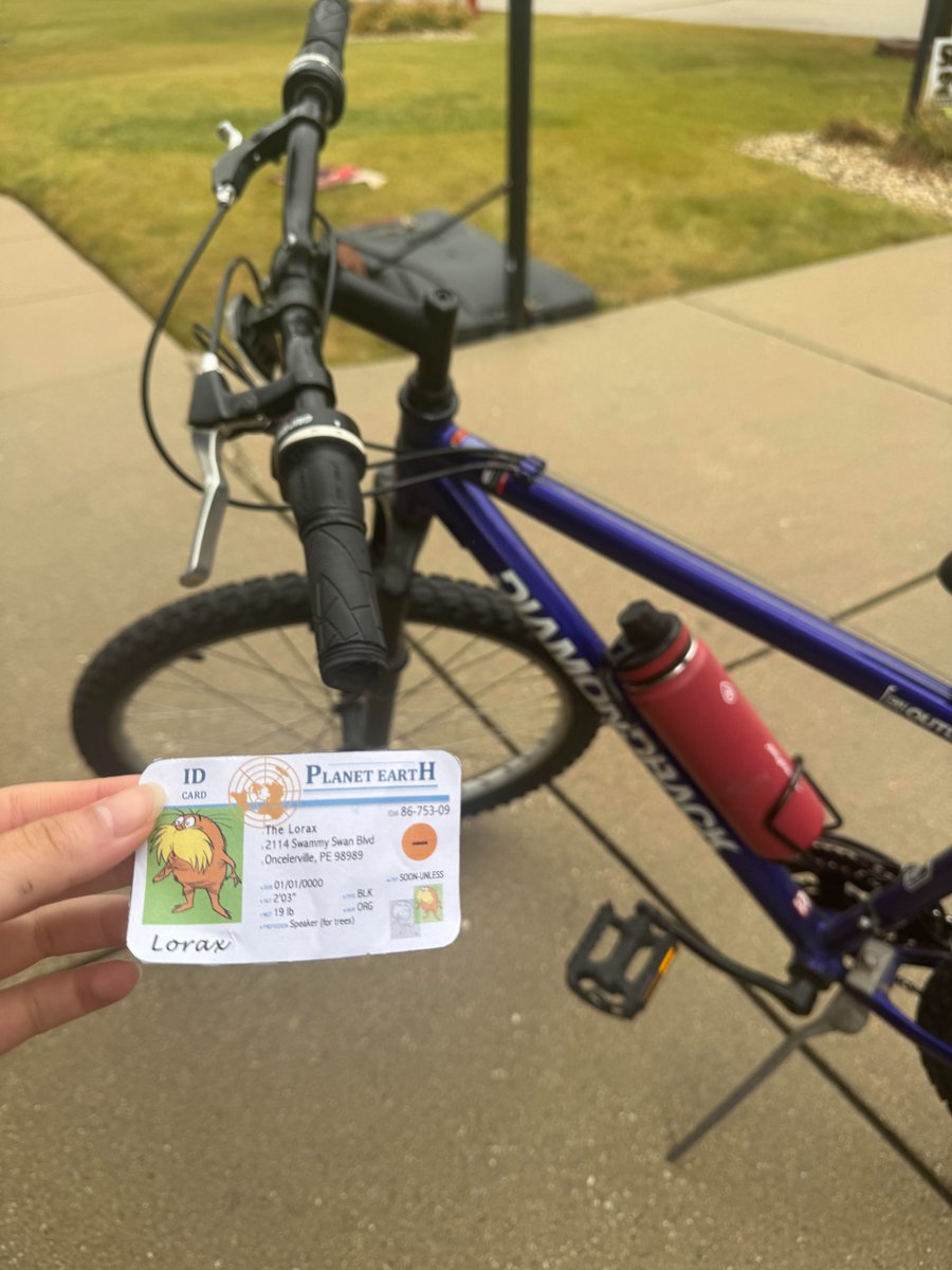 MAlessaly10's tweet photo. A bike represents sustainability. This is a sustainable form of transportation because it doesn't rely on fossil fuels. It also reduces greenhouse gas emissions which also contributes to long-term environmental sustainability. #apesintro @franklinlorax https://t.co/t1zG5uUpPG
