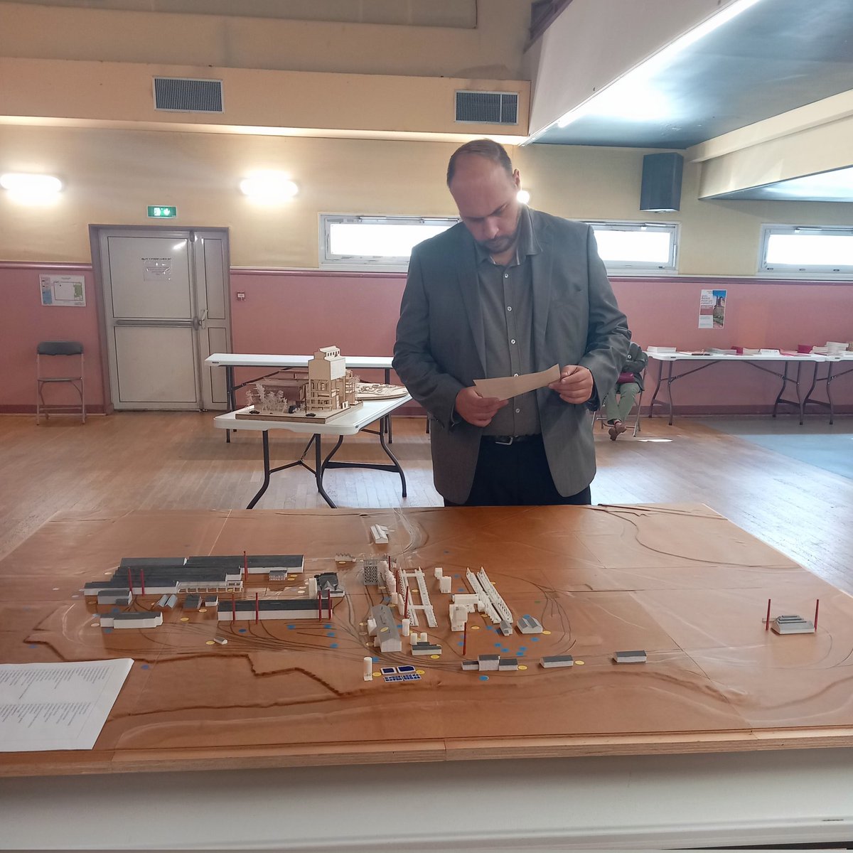 GauthierBouchet's tweet photo. Magnifique exposition de l'Association trignacaise pour la lecture et la culture (ATLC) sur les aciéries, hauts-fourneaux et forges de Trignac. Ici fut forgé l'acier d'une partie des rails du métro parisien. Merci à ceux qui mettent à l'honneur la mémoire industrielle de ce lieu. https://t.co/zRXIed0mtZ