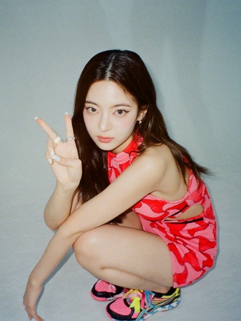 chojisul's tweet photo. pink is definitely her color https://t.co/4c33O7J6wM