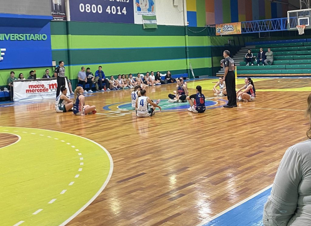 ✊🏽 𝐑𝐞𝐦𝐞𝐫𝐨𝐬 y 𝐔𝐫𝐮𝐧𝐝𝐚𝐲 𝐔𝐧𝐢𝐯𝐞𝐫𝐬𝐢𝐭𝐚𝐫𝐢𝐨 también se manifiestan en pedido de 𝗶𝗴𝘂𝗮𝗹𝗱𝗮𝗱 𝘆 𝗿𝗲𝘀𝗽𝗲𝘁𝗼, previo a su juego. 

🔙 Este reclamo se da tras lo acontecido el pasado jueves, donde los jueces no fueron notificados y Malvín v Yale no se jugó.