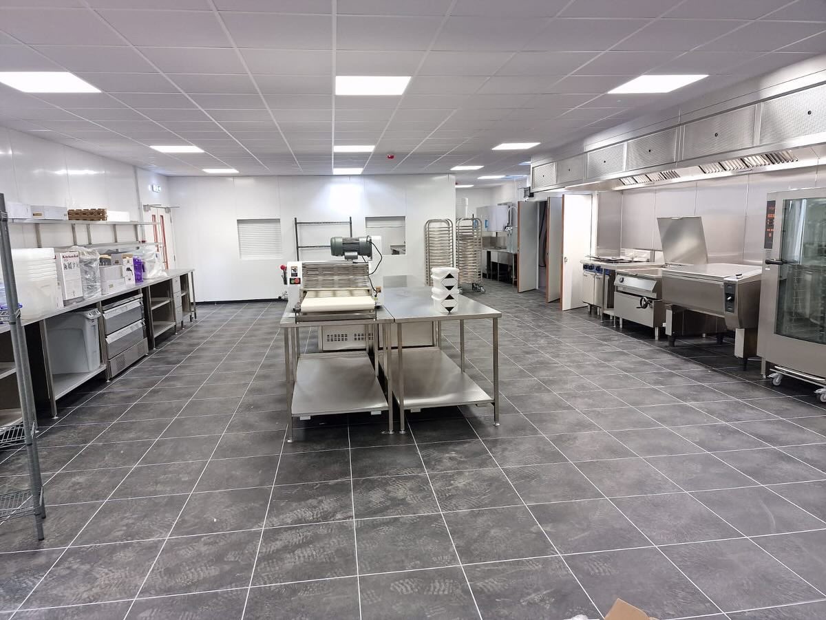 CCE London ..
Design and build in the cce london factory , induction cook suites , electric / gas 
We give five years parts and labour warranty.. and factory trade prices ..call 01268 412121 
01268 412600 .. email sales@cce.ltd …