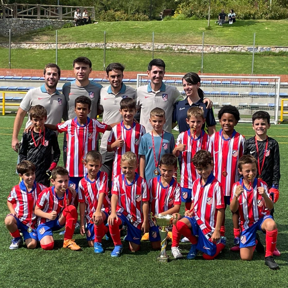 AtletiAcademia's tweet photo. ¡El Prebenjamín A, campeón del torneo Alcobendas Futuro!🏆

¡Los pequeños rojiblancos se impusieron en la final al Real Madrid por 1-0!❤️🤍

¡Enhorabuena, campeones! 😍 https://t.co/RxLyBHtDGr