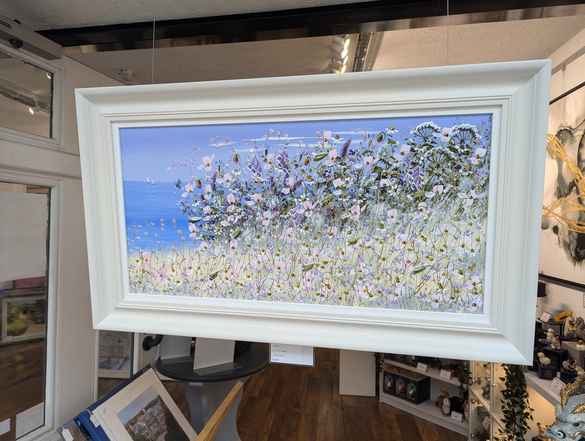 One of four amazing Mary Shaw originals here in the Gallery - they all gleam with golden swirls and a glitter wash and are presented in graceful cream frames 😍

artworx.co.uk/collections/ma…