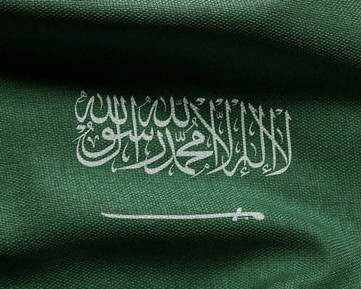 ما رقى متن السماء شعبٍ سوانا
 ولا لمع بين النجوم الا وطنا ..🇸🇦🇸🇦