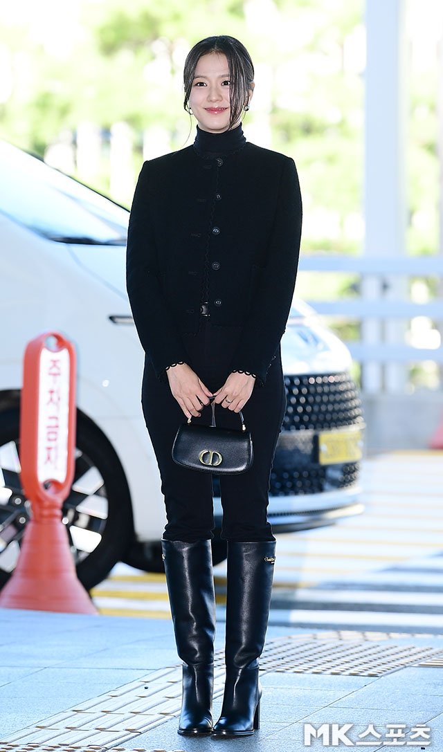 BLACKPINKCNTRAL's tweet photo. [PRESS] #JISOO at ICN Airport on her way to Paris. 

#블랙핑크 #지수 @BLACKPINK https://t.co/4ZRwWdDWaT